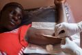Une femme recevant un implant. © D.R.