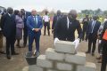 Le ministre de l'Habitat et de l'Urbanisme, Olivier Abel Nang Ekomiye, posant la première pierre de ce chantier dont la première phase s’achève en juin 2023. © Gabonreview
