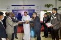 L’échange des parapheurs entre l’ANPI-Gabon et la CII sous le regard du vice-président indien. © D.R.