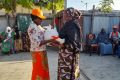 Une femme recevant un don de la part des Femmes bâtisseuses. © Gabonreview