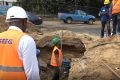 Les équipes techniques SEEG à pied d’œuvre sur le chantier. © SEEG