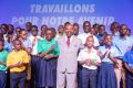 Le président Ali Bongo posant avec les élèves les plus méritants du pays, le 30 août 2022, à Libreville. © Facebook/PresidenceGabon