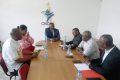 Joannick Ngomo Obiang et ses collaborateurs devisant avec la délégation d’Anaclet Taty, le 31 août 2022. © Gabonreview