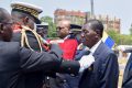 Vikoss Ekondo, l’un des doyens de la musique gabonaise, recevant sa médaille. © Facebook/Gabon1ereleJT