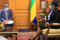 Shuji Noguchi et Rose Christiane Ossouka Raponda qui représentera Ali Bongo à Tunis, le 12 août 2022, à Libreville. © Primature Gabon