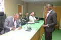 Signature symbolique de la convention entre le directeur général de la SEEG, Gustave Aimé Mayi et l’un des 30 admis au CME de Bingerville. © Gabonreview