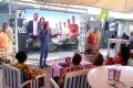 Serge Abessolo, l’un des acteurs de «Le futur est à nous», présentant la série à Libreville, le 2 septembre 2022. © Gabonreview