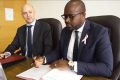 Marc Gaffajoli (gauche) et Yvan N’Na Mboma (DG SFE) après la signature de la convention, le 27 octobre 2022 à Libreville. © Facebook