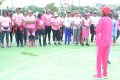 Christine Mba Ndutume s’adressant aux femmes lors du fitness rose. © D.R.