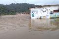 Le lycée Alexandre Madoungou Mbary de Mimongo avec des eaux atteignant trois mètres à
certains endroits. © Gabonreview /Capture d’écran