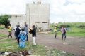 Le directeur général du CNOU, Jean-Noël Éya Ndong, et sa délégation visitant le chantier de l’USTM. © D.R.