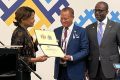 Lin Mombo recevant le Certificat d'adhésion du Gabon au CTO, le 29 septembre 2022, à Bucarest. © CTO