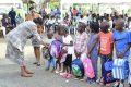 Christine Mba Ndutume remettant les kits à quelques enfants. © Gabonreview