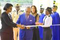 Le président Ali Bongo Ondimba coupant le ruban symbolique, le 24 novembre 2022, à l’inauguration du Centre Gabon Égalité. © Com. présidentielle