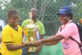 Rachel Oyane remettant le trophée et l'enveloppe à l'équipe championne. © PAYNCoP Gabon