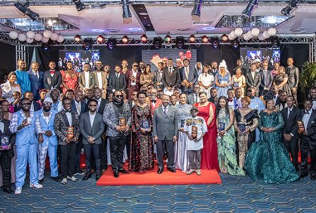 Les artistes, toutes catégories confondues, posant avec le président Ali Bongo Ondimba, le 26 novembre 2022. © Facebook/alibongoondimba