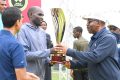 Le vainqueur kényan, Daniel Yator a reçu son trophée du président de la République. © Com. présidentielle