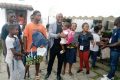 Le Manager adjoint du Comité, Fabrice Armel Makouaza posant avec les bénéficiaires du 1er arrondissement, le 28 décembre 2022. © Gabonreview
