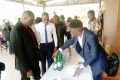 Hervé Patrick Opiangah visitant les stands de l’exposition du CUEN, le 3 décembre 2022 à l’Université Omar-Bongo. © Gabonreview