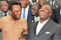 Le Roi Pelé accompagné du Président Ali Bongo Ondimba au cours de sa visite au Gabon en
2012. © Facebook/AliBongoOndimba