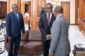 Ali Bongo accueillant Vincent Biruta, le 21 décembre 2022, à Libreville. © Communication présidentielle