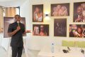 L’expert de la photographie, François Zima, présentant certains de ses œuvres de l’exposition, baptisée «Les voyages de Zima». © Gabonreview
