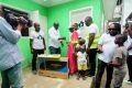 Un moment de la remise des clés de la nouvelle maison à maman Albertine Ndoungoue, par le coordonnateur du Réel. © Gabonreview