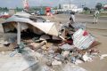 Des débris des boutiques et petits commerces détruits aux abords des rues, abandonnés au Rond-point de Nzeng-Ayong. © Gabonreview