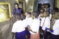 Des élèves dans la grotte Iroungou, le 9 décembre 2022. © Gabonreview