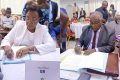 Paulette Missambo (UN) et Séraphin Akure Davain (LD) signant, le 3 janvier 2023 à Libreville, le «pacte d’engagement et de confiance» pour l’Alternance en 2023. © D.R.