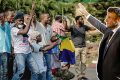 Sur les réseaux sociaux, la tonalité des échanges en atteste : accusant la France d’être un soutien inconditionnel au régime, une large frange de la population rêve d’en découdre. © Montage GabonReview