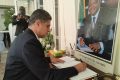 Un diplomate inscrivant sa compassion dans le livre des condoléances en hommage au chef de la diplomatie gabonaise, Michaël Moussa-Adamo, disparu le 20 janvier 2023. © Gabonreview