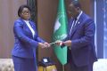 Le président Macky Sall recevant son invitation des mains de Rose Christiane Ossouka Raponda. © Gabonreview/Capture d’écran