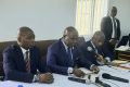 Le ministre du Commerce (centre), son délégué (gauche) et le président de la Chambre des métiers (droite) le 27 février. © Gabonreview