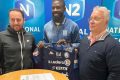 Bruno Ecuele Manga et les dirigeants du club belfortaine, le 31 janvier 2023 lors de la signature du contrat. © Facebook/asmbfc