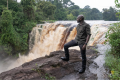 Dwayne Fields sur l’une des cascades déchaînées du Gabon. © Harry Palmer / National Geographic