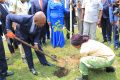 Le président de l’Assemblée nationale s’exerçant au planting d’un arbuste, le 27 février 2023, dans les jardins du Palais Léon Mba. © D.R.