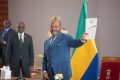 Ali Bongo brandissant le document contenant les recommandations. ©. Com. présidentielle