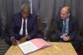 Le ministre de l’Agriculture, Charles Mve Ellah (à gauche) et le PDG de 6th Grain, Vladimir Eskin signant le protocole de partenariat, le 1er mars 2023. © Twitter/Charles Mve Ellah