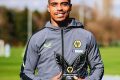 L’international gabonais, Mario Lemina, milieu de terrain de Wolverhampton (Angleterre) brandissant son trophée du mois de février. © Facebook /MarioLeminaOfficiel