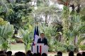Le président français, Emmanuel Macron, devant ses compatriotes à la Résidence de France, le 2 mars 2023 à Libreville. © AFP/Ludovic Marin