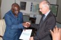 Poignée de mains marquant l’accord entre le ministre des Infrastructures, Toussaint Nkouma Emane et le représentant de l’entreprise Matière, le 28 mars 2023. © D.R.
