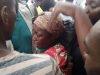 Au centre, la mère de la disparue lors du sit-in. © AGP