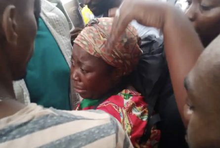Au centre, la mère de la disparue lors du sit-in. © AGP