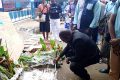 Dieudonné Minlama Mintogo allumant une bougie en mémoire des disparus du naufrage de l’Esther Miracle, le 17 mars 2023, au Port-Môle de Libreville. © D.R.