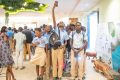 Un groupe d’élèves dans le centre d’exposition de meubles gabonais Akiba. © Gsez