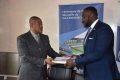 Le directeur général de l'ONDSC, Joannick Ngomo Obiang (à droite) recevant des mains de Félix Onkéya, le Liquidateur le dossier de transfert des actifs de la CNOGEMCNI, le 28 mars 2023. © ONDSC