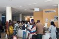 Affluence des patients devant le comptoir de la CNAMGS pour la caravane médicale gratuite du CHUL. © Gabonreview