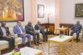 Ali Bongo divise avec le gouvernement sur les questions des voiries urbaines, le 12 avril 2013. © Com. Présidentielle