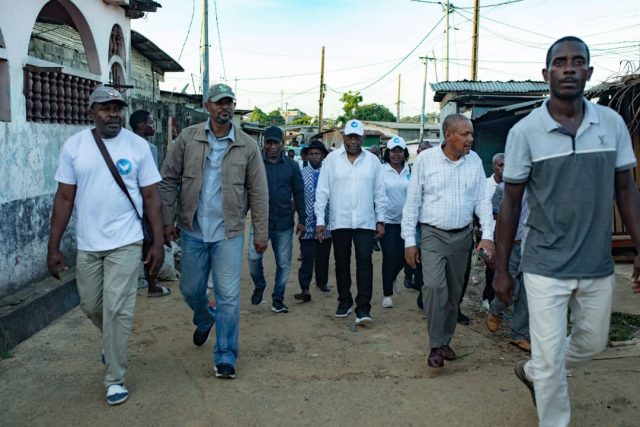 RPM : Alexandre Barro Chambrier à la rencontre des Gabonais à domicile